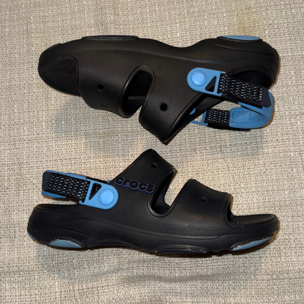 CROCS Woman’s Black and Blue Sandals Size 8 - Picture 3 of 5